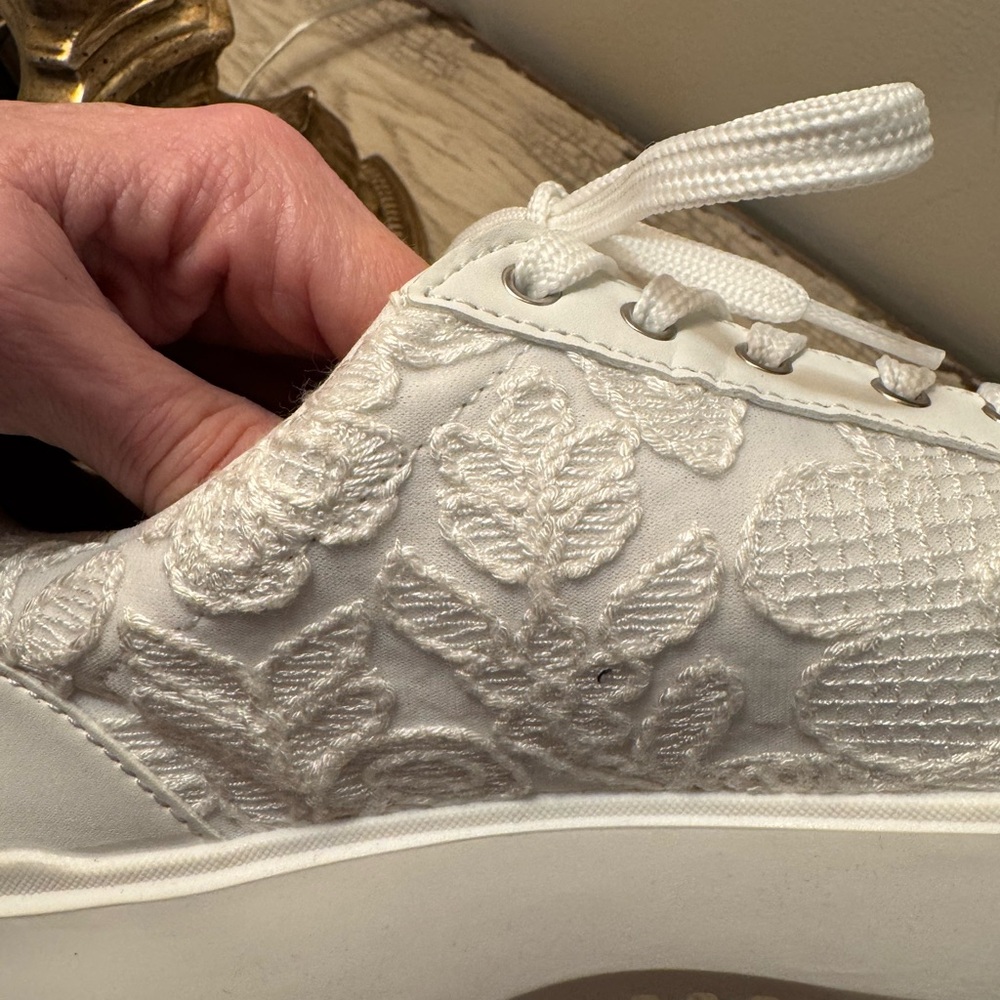 Vionic Kearney White Lace Platform Sneakers. NWOT. SO adorable and comfortable🥰 - Picture 5 of 8